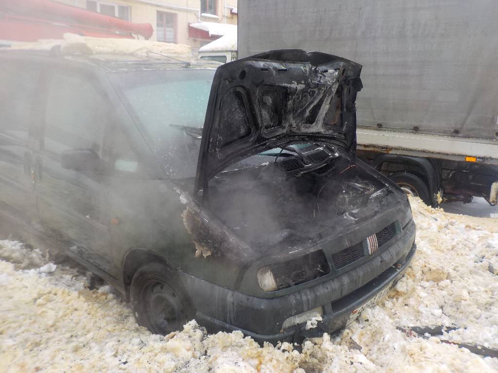В 11.55 10 марта поступило сообщение от прохожего гражданина о загорании автомобиля по улице Минской в Бобруйске.