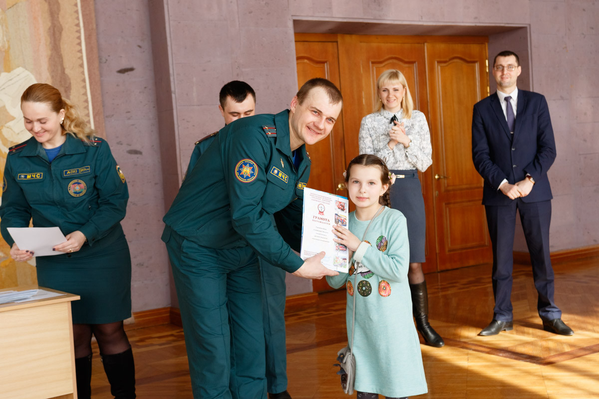В Бобруйске работники МЧС наградили лучших из лучших по итогам конкурсов «Спасатели глазами детей» и «Школа Безопасности».