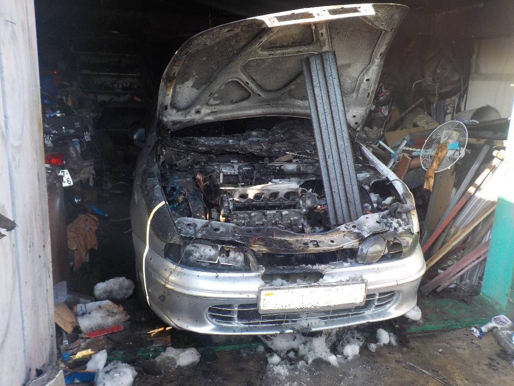 Днем 25 марта спасателям, на телефон 101, поступило сообщение о загорании автомобиля в гараже по улице Жуковского в г. Бобруйске.