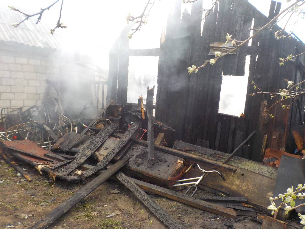 24 апреля в 15-32 поступило сообщение о загорании сарая на территории частного домовладения по переулку Северному в г. Бобруйске.