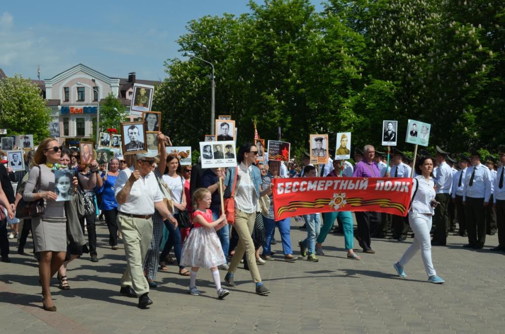 9 мая в Бобруйске: сотрудники милиции и кадеты приняли участие в параде.