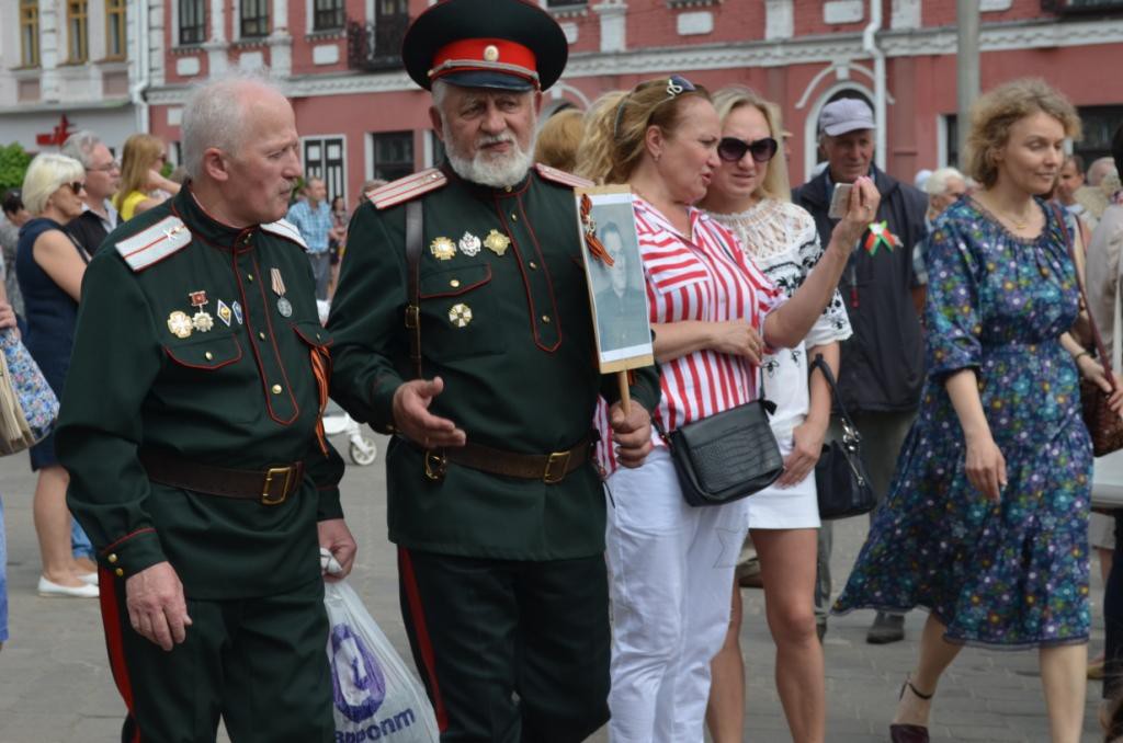 9 мая в Бобруйске: сотрудники милиции и кадеты приняли участие в параде.