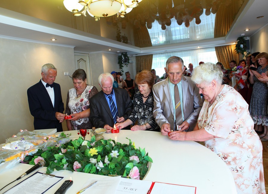 В преддверии Дня Семьи в отделе ЗАГС администрации Первомайского района г.Бобруйска состоялось чествование супругов, проживших в браке 50 и более лет.