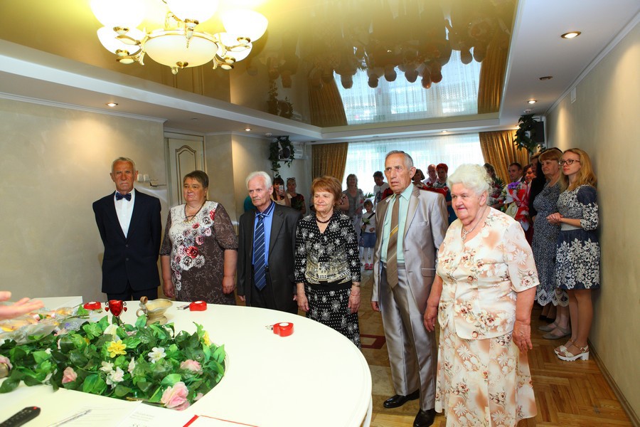В преддверии Дня Семьи в отделе ЗАГС администрации Первомайского района г.Бобруйска состоялось чествование супругов, проживших в браке 50 и более лет.