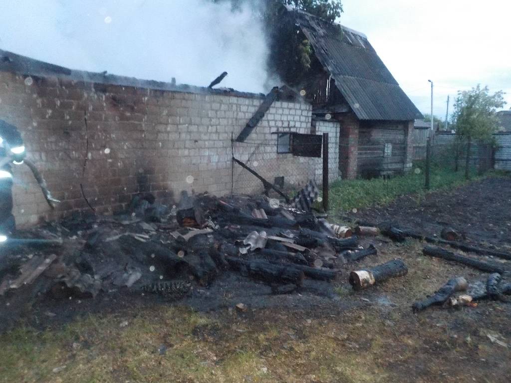 Ранним утром 21 мая в центр оперативного управления Бобруйского ГРОЧС поступило сообщение от соседей о пожаре сарая по улице Набережной в Бобруйске.