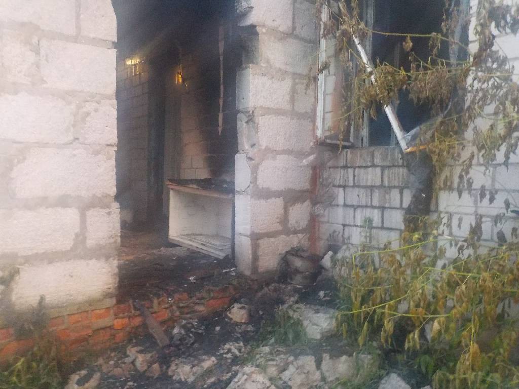 Тревожный голос сообщил бобруйским спасателям, что полыхает соседний дом в деревне Коймино Бортниковского сельсовета Бобруйского района.