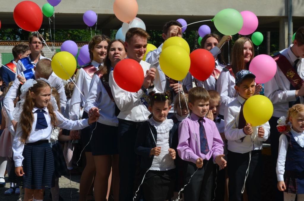 Сегодня во всех школах города Бобруйска состоялись последние звонки. Сотрудники бобруйской милиции приняли участие в торжественных мероприятиях.