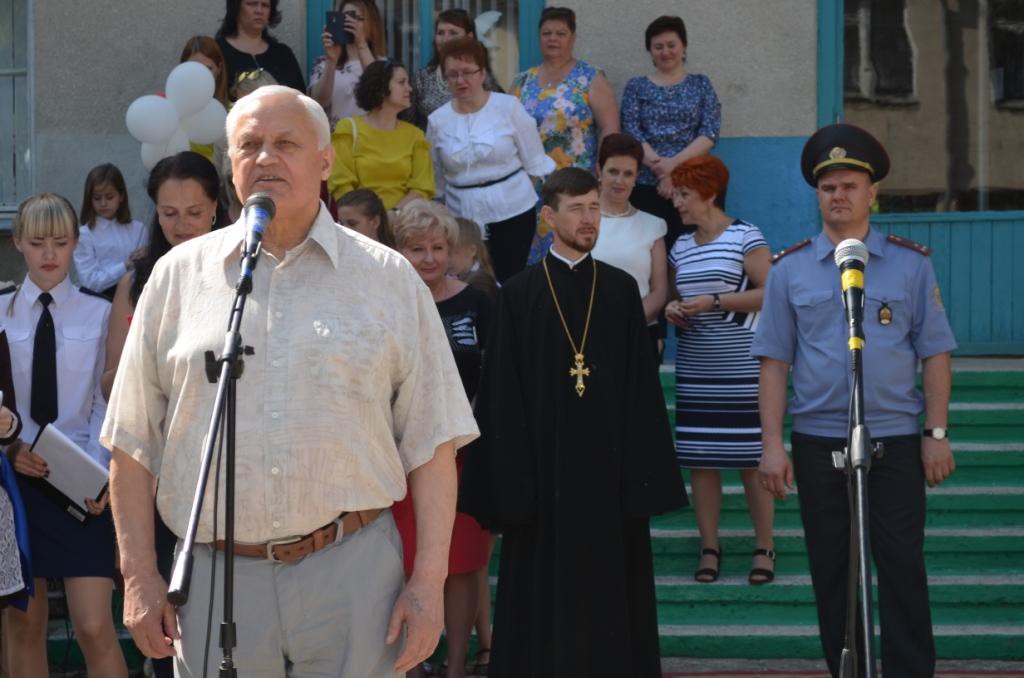 Сегодня во всех школах города Бобруйска состоялись последние звонки. Сотрудники бобруйской милиции приняли участие в торжественных мероприятиях.