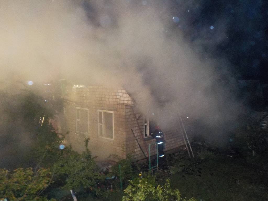 Ночью 2 июля 2018 года поступило сообщение о загорании дачного дома в СТ «Колос» расположенном рядом с деревней Старинки Бобруйского района.