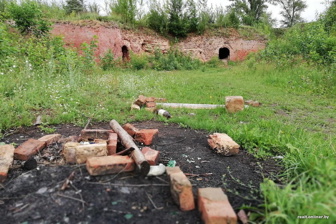 Гектары постапокалипсиса. Экскурсия по Бобруйской крепости — пока не развалилась Гектары постапокалипсиса. Экскурсия по Бобруйской крепости — пока не развалилась