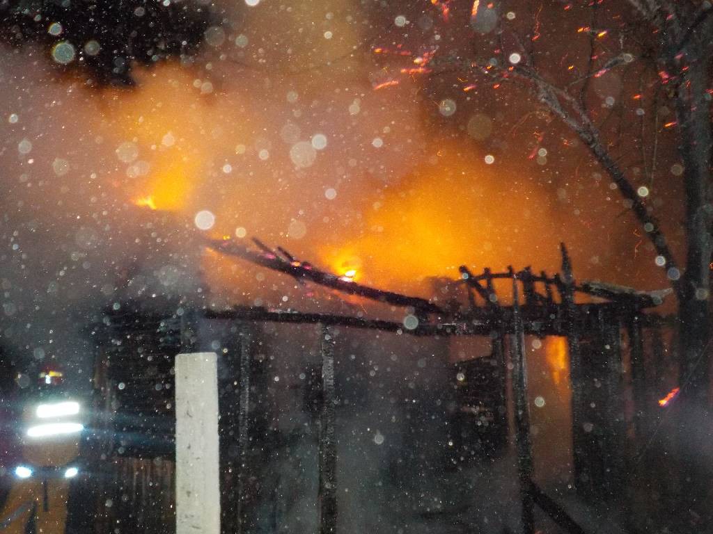 15 августа незадолго до полуночи поступил звонок спасателям о пожаре дома в садово–огородническом товариществе «Городское» в городе Бобруйске по улице Энергетиков.