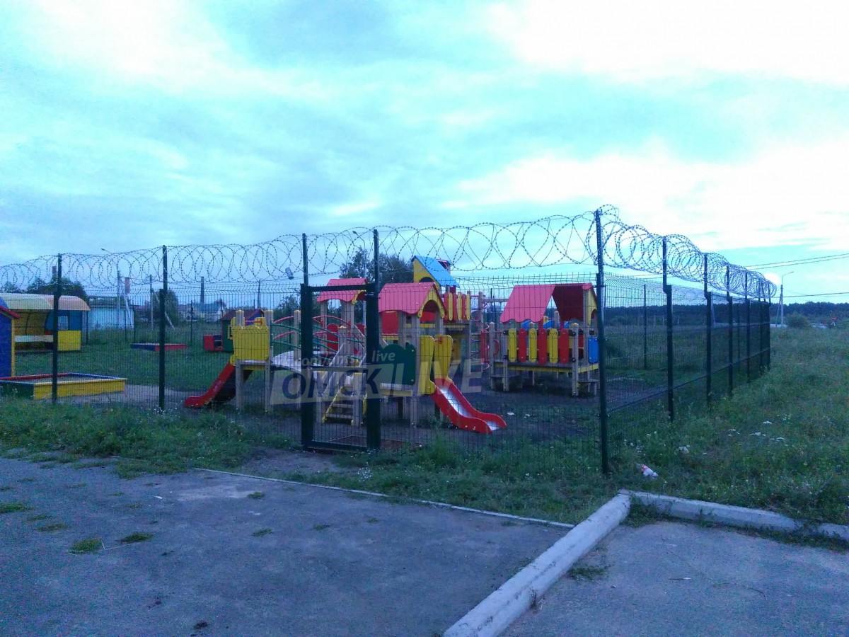 «Детская площадка строгого режима». В Омске двор для детей оградили забором с колючей проволокой «Детская площадка строгого режима». В Омске двор для детей оградили забором с колючей проволокой