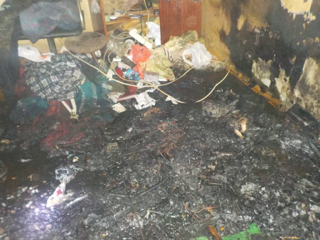 1 сентября 2018 года в 00-30 на пульт спасателям поступило сообщение от очевидцев о том, что в одной из квартир жилого дома по улице Володарского из окна идет дым.