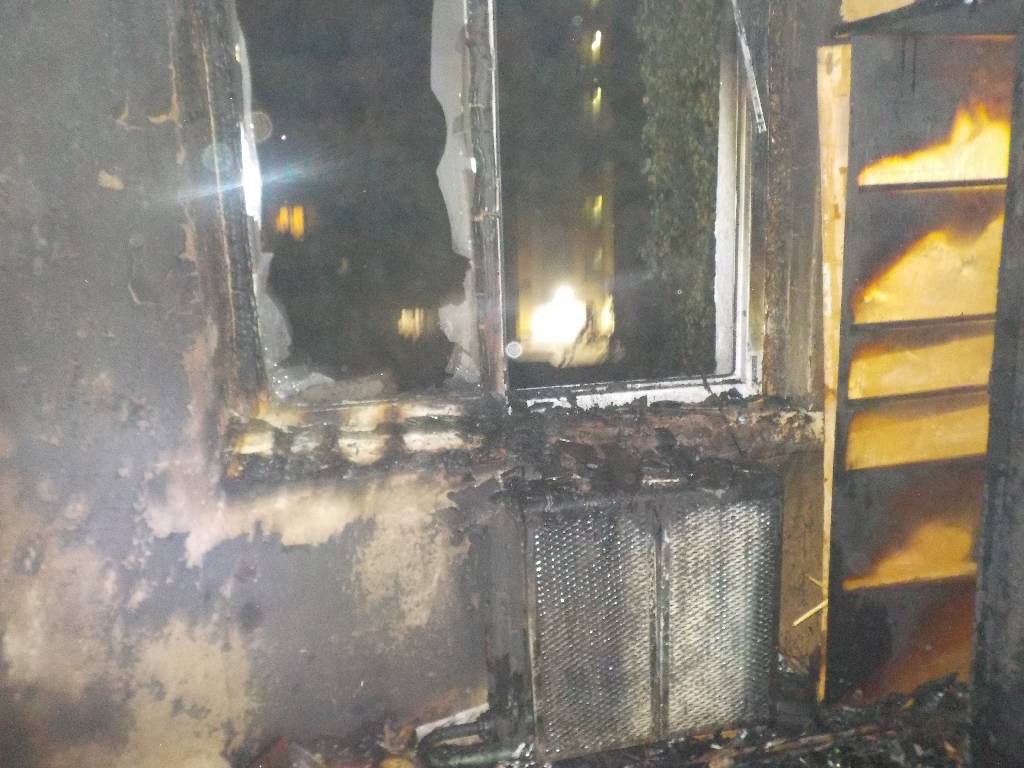 1 сентября 2018 года в 00-30 на пульт спасателям поступило сообщение от очевидцев о том, что в одной из квартир жилого дома по улице Володарского из окна идет дым.