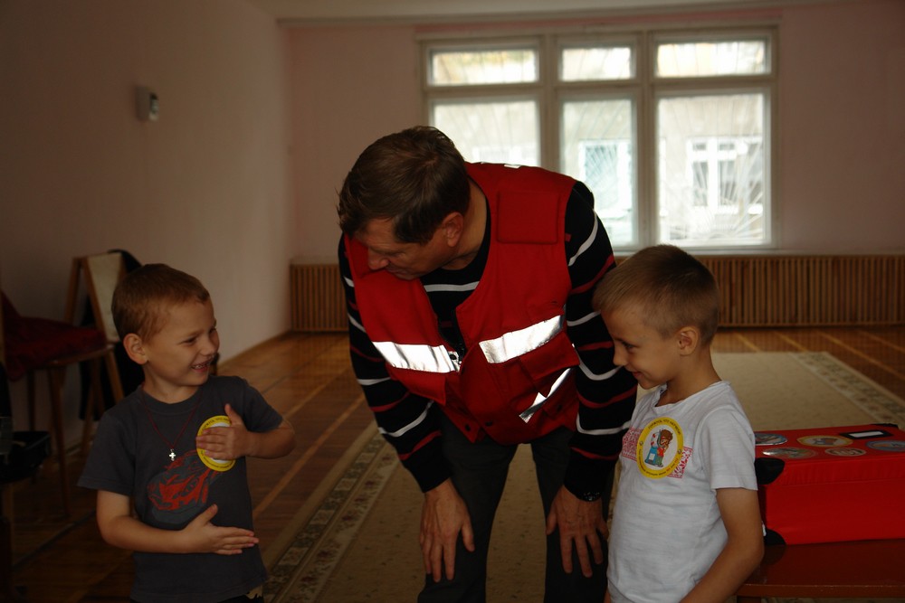 Спасатели Бобруйска учат безопасности дошколят