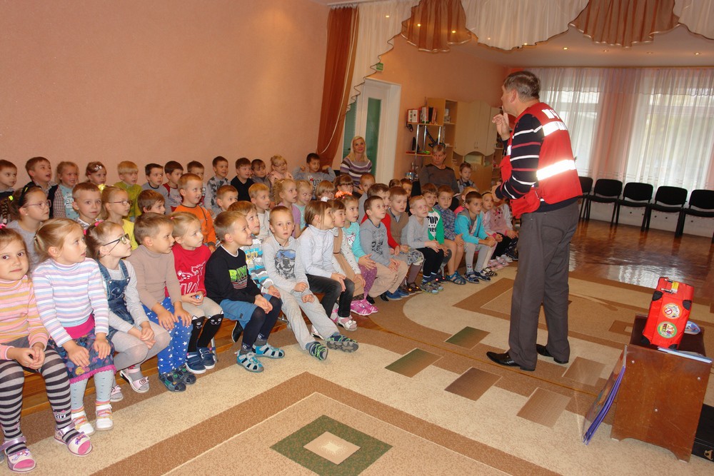 Спасатели Бобруйска учат безопасности дошколят