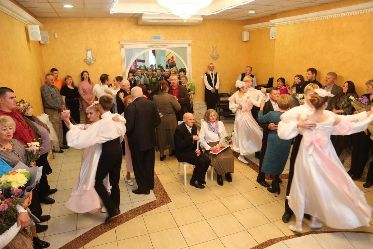 Драгоценные юбилейные свадьбы отпраздновали в бобруйском ЗАГСе
