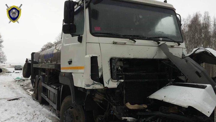 Страшная авария на трассе М10: микроавтобус вылетел под молоковоз, погибли пять женщин