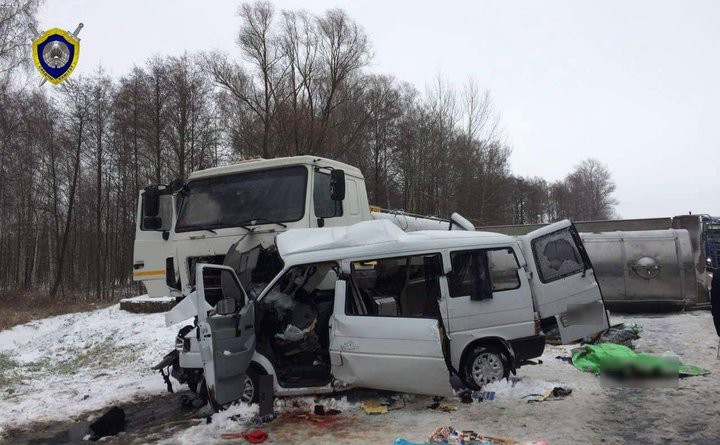 Страшная авария на трассе М10: микроавтобус вылетел под молоковоз, погибли пять женщин
