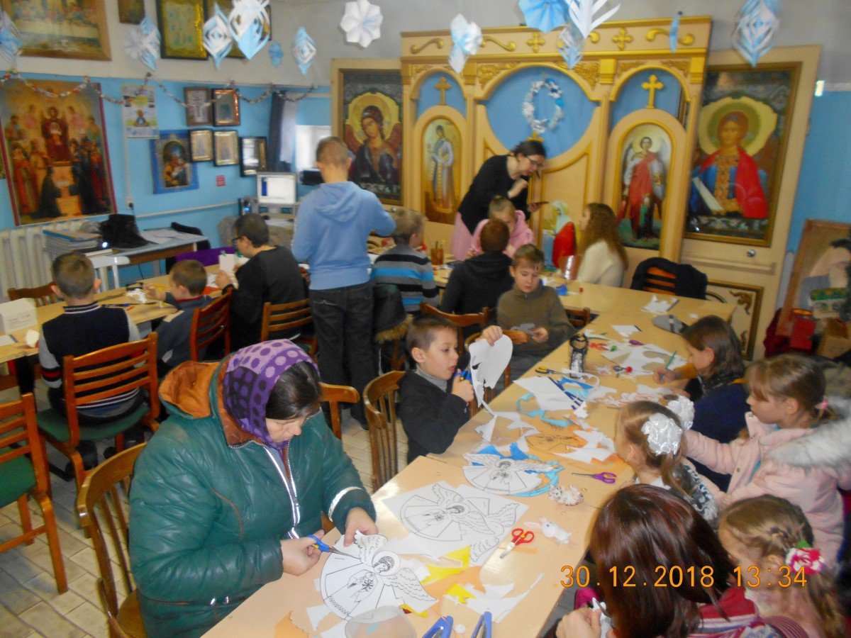 «Мастерская Деда Мороза» традиционно работала в Покровском храме Кировска «Мастерская Деда Мороза» традиционно работала в Покровском храме Кировска