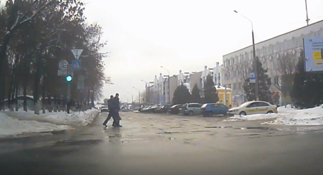 В Речице ГАИ оштрафовала водителя за непропуск пешеходов, переходивших дорогу… на красный В Речице ГАИ оштрафовала водителя за непропуск пешеходов, переходивших дорогу… на красный