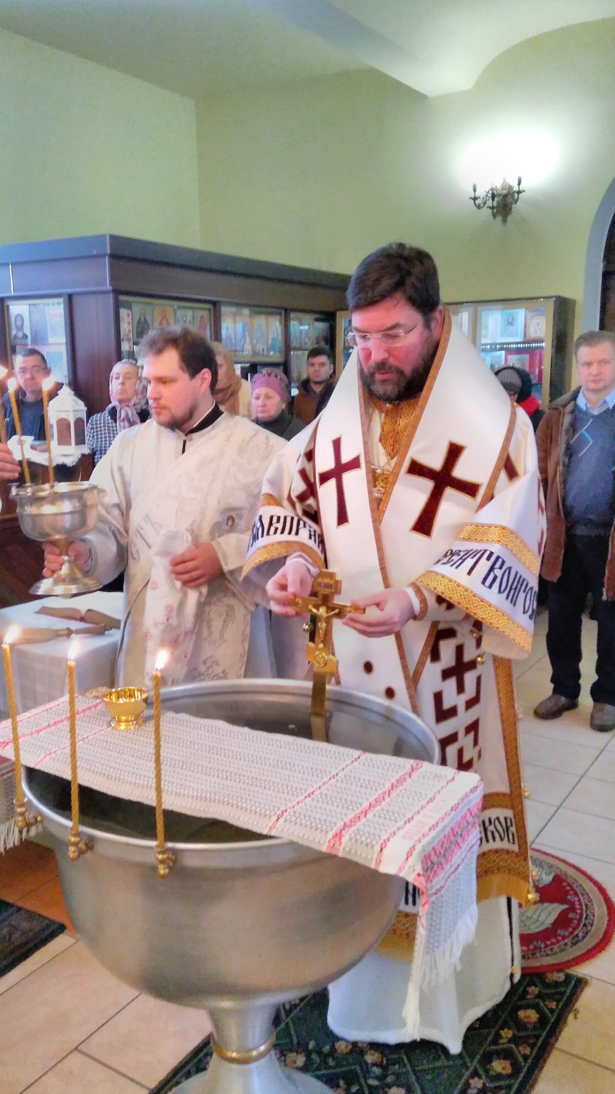 Епископ Серафим совершил Божественную литургию и великое освящение воды в крещенский сочельник Епископ Серафим совершил Божественную литургию и великое освящение воды в крещенский сочельник