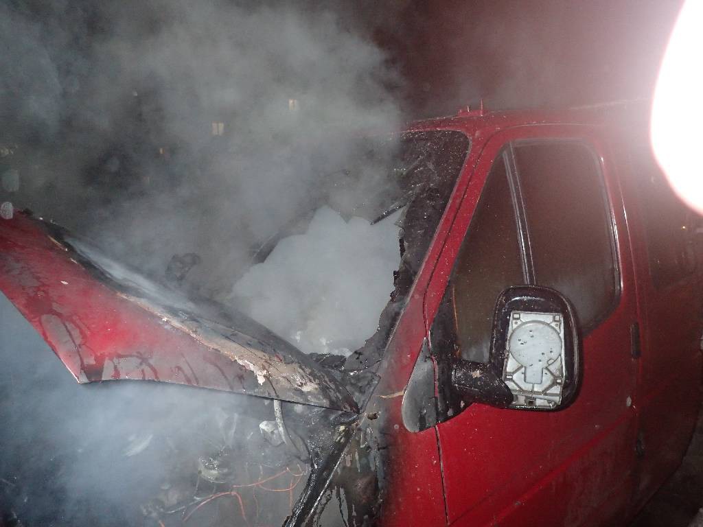 На проспекте Строителей горел вечером «Форд Транзит»