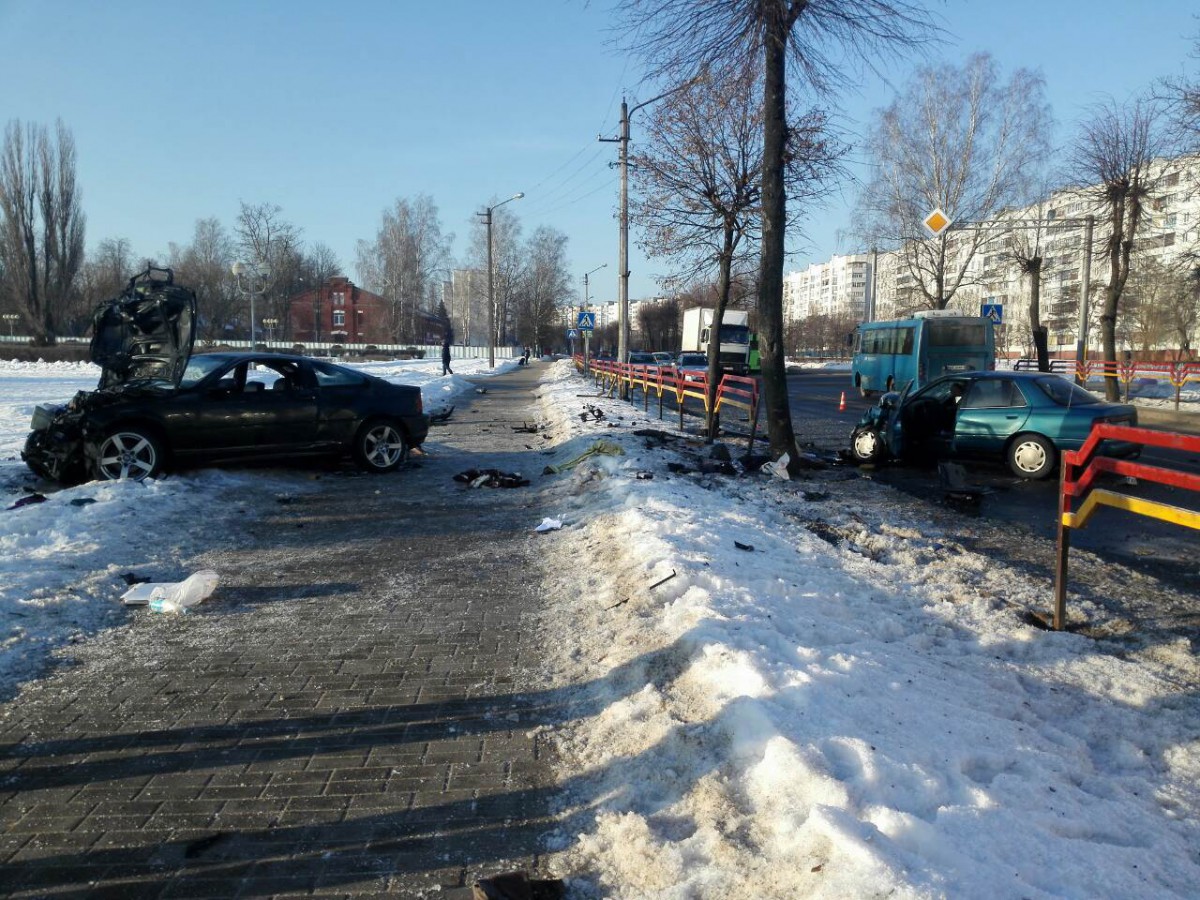 В Бобруйске в результате лобового столкновения БМВ и Хундай пострадали пассажир и водитель В Бобруйске в результате лобового столкновения БМВ и Хундай пострадали пассажир и водитель