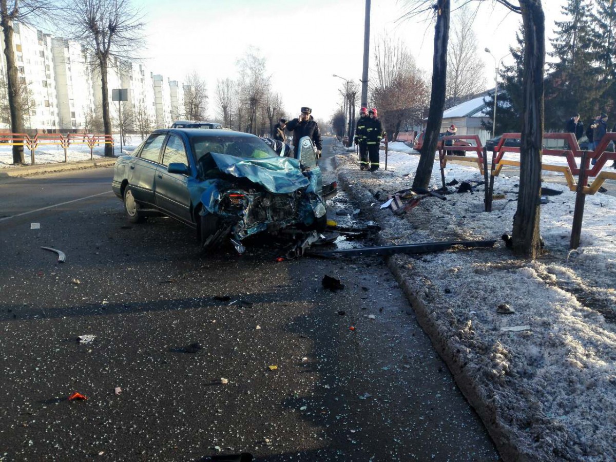 В Бобруйске в результате лобового столкновения БМВ и Хундай пострадали пассажир и водитель