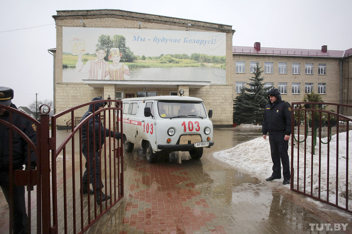 «Мальчик очень спокойный, для многих это шок». Подробности ЧП в Столбцах, где десятиклассник напал на учителя и школьников «Мальчик очень спокойный, для многих это шок». Подробности ЧП в Столбцах, где десятиклассник напал на учителя и школьников