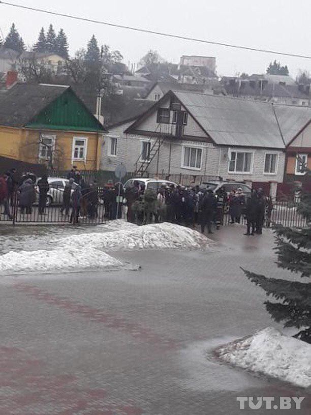 ЧП в Столбцах: в результате нападения ученика в школе погибли учительница и школьник ЧП в Столбцах: в результате нападения ученика в школе погибли учительница и школьник