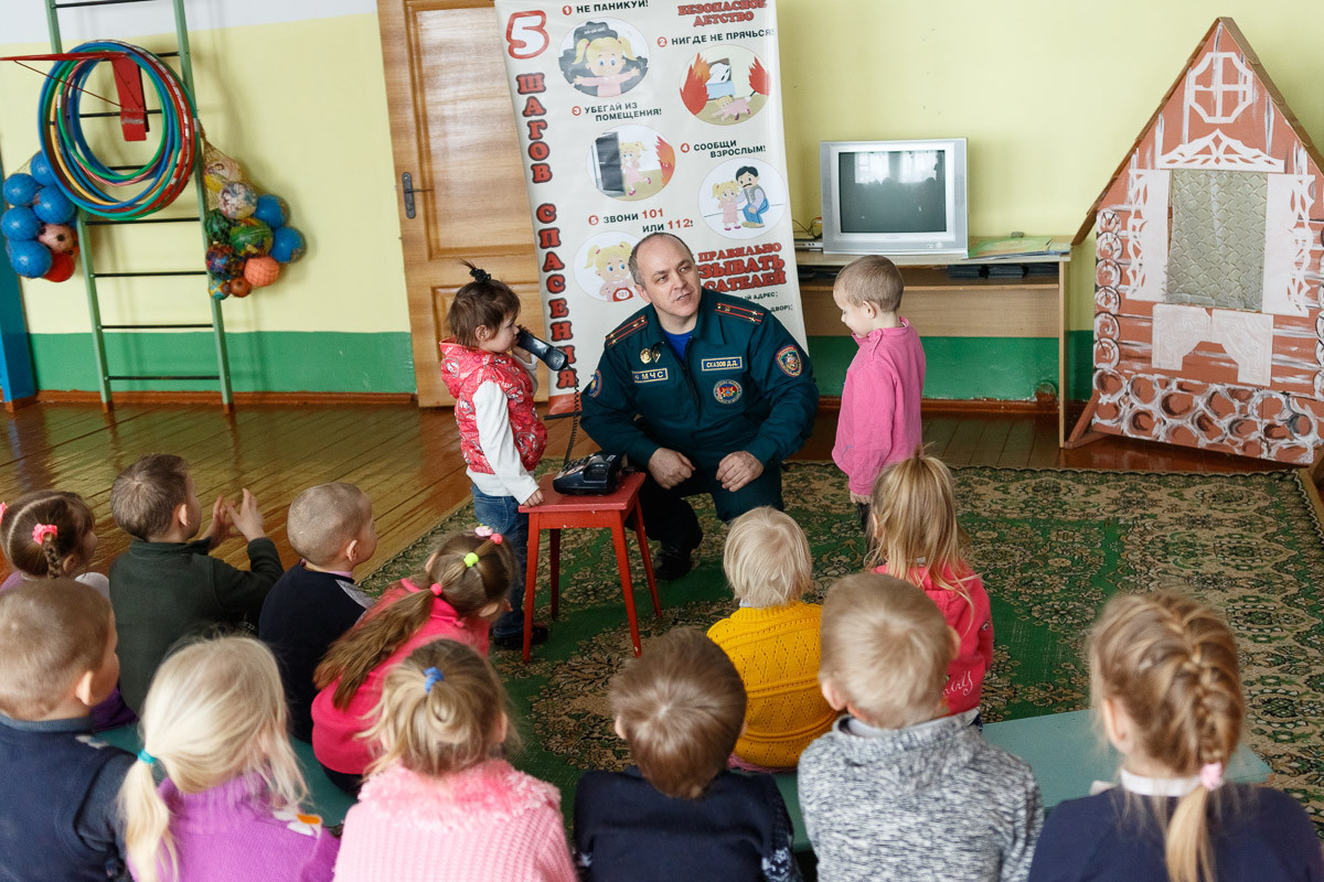 В ГУО «Телушский учебно-педагогического комплекс детский сад-средняя школа Бобруйского района» прошла встреча работника МЧС с дошколятами.