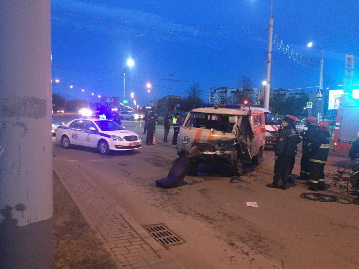 В Бобруйске произошла страшная авария. Фельдшера скорой помощи выбросило в лобовое стекло В Бобруйске произошла страшная авария. Фельдшера скорой помощи выбросило в лобовое стекло