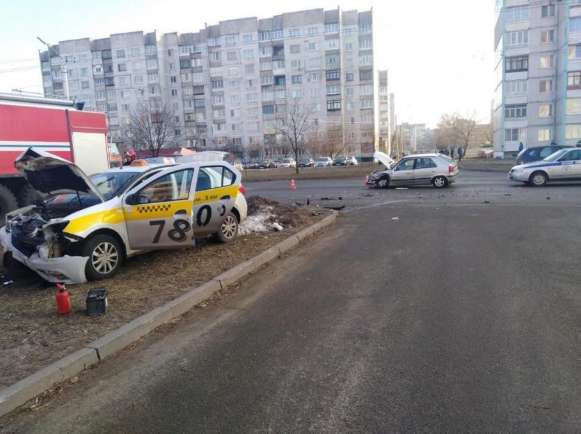 На проспекте Сикорского в серьезное ДТП попал автомобиль такси