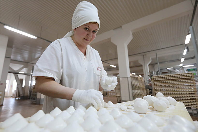 Бобруйчанка Светлана Лапатина за смену изготавливает 120 килограммов зефира. Бобруйчанка Светлана Лапатина за смену изготавливает 120 килограммов зефира.