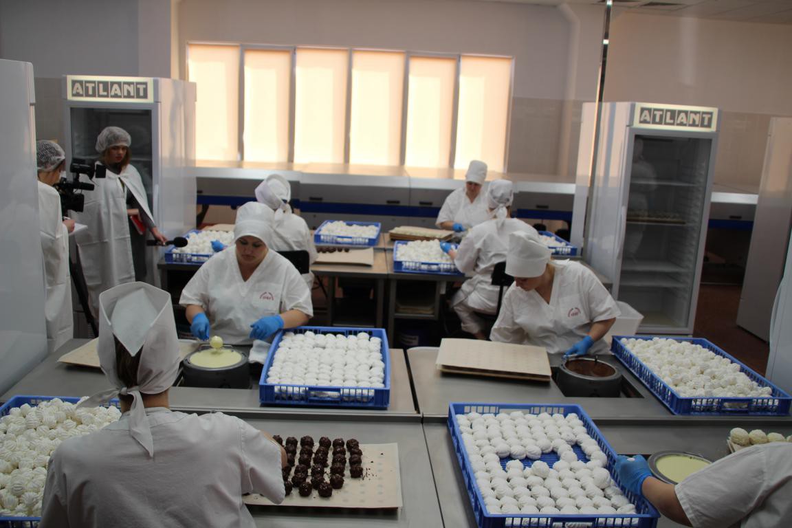 На фабрике «Красный пищевик» 4 апреля открыли обновленный участок ручной глазировки зефира.
