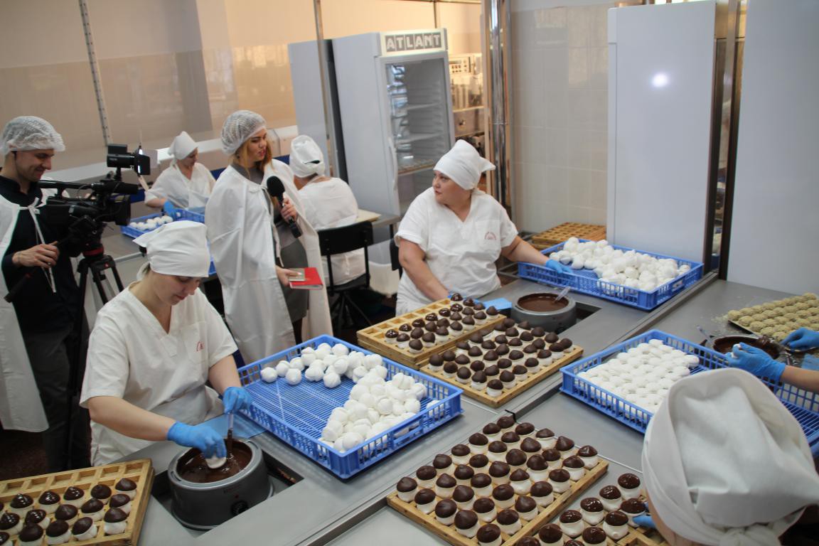 На фабрике «Красный пищевик» 4 апреля открыли обновленный участок ручной глазировки зефира.