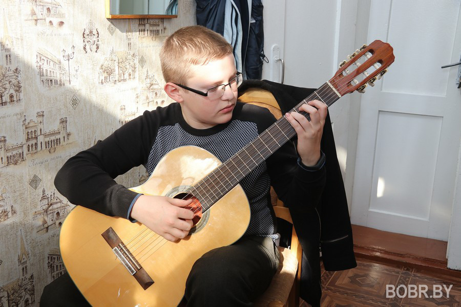 Мировой рекордсмен игры на гитаре Никита Болдырев дал потрясающий концерт и мастер-класс в первой музыкальной школе имени Тикоцкого
