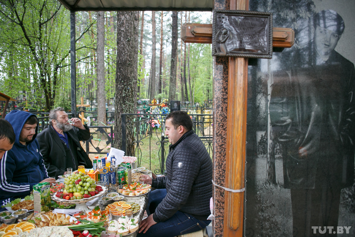«Несем все, что они любили, — креветок, раков, рыбу». Как отмечают Радуницу на цыганском кладбище «Несем все, что они любили, — креветок, раков, рыбу». Как отмечают Радуницу на цыганском кладбище