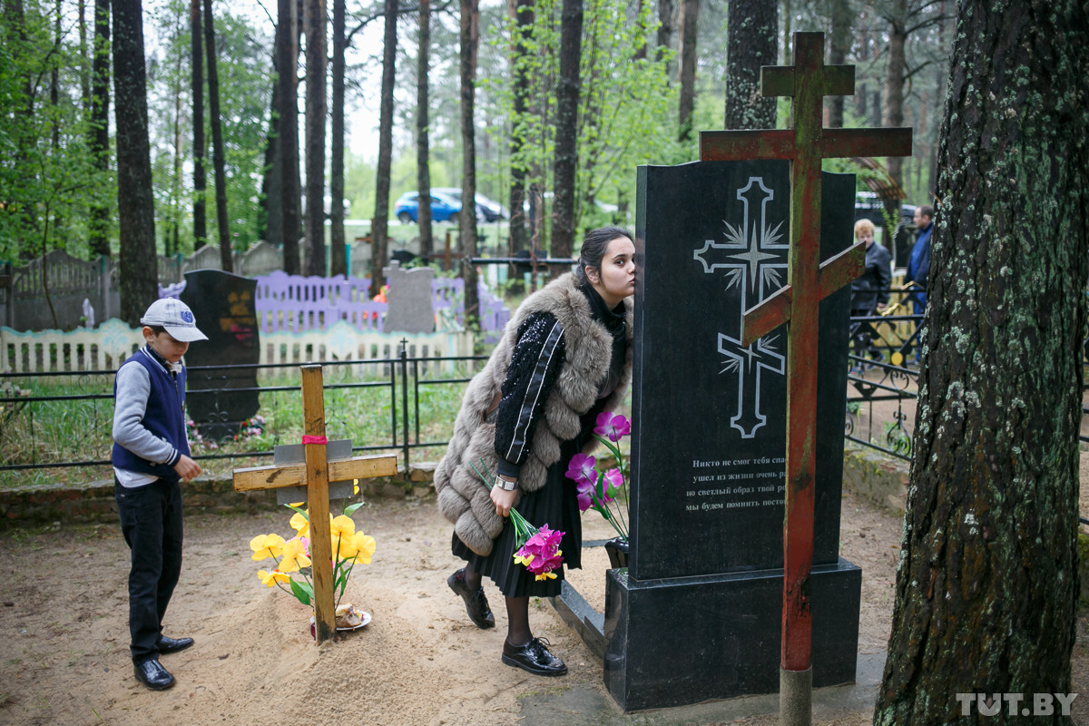 «Несем все, что они любили, — креветок, раков, рыбу». Как отмечают Радуницу на цыганском кладбище «Несем все, что они любили, — креветок, раков, рыбу». Как отмечают Радуницу на цыганском кладбище