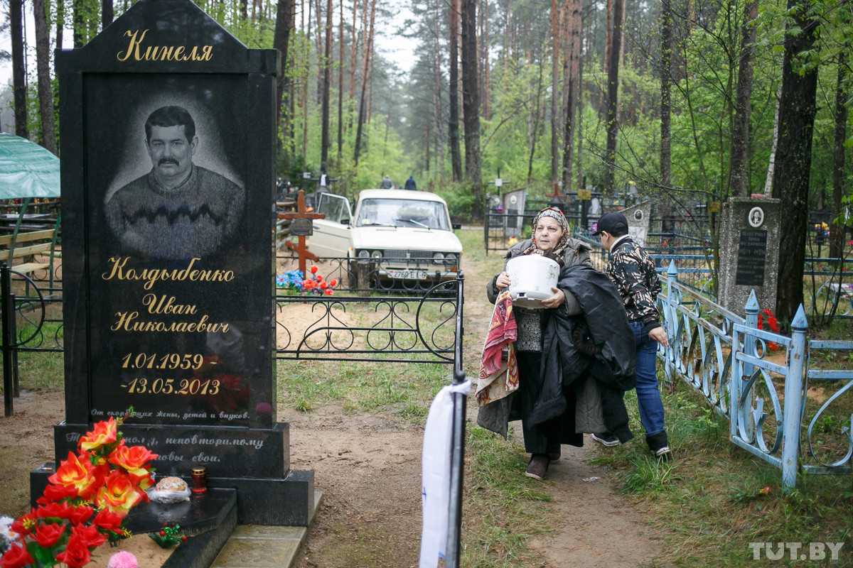 «Несем все, что они любили, — креветок, раков, рыбу». Как отмечают Радуницу на цыганском кладбище «Несем все, что они любили, — креветок, раков, рыбу». Как отмечают Радуницу на цыганском кладбище