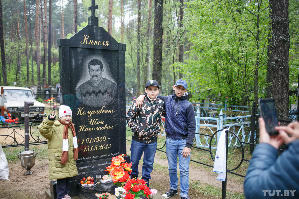 «Несем все, что они любили, — креветок, раков, рыбу». Как отмечают Радуницу на цыганском кладбище «Несем все, что они любили, — креветок, раков, рыбу». Как отмечают Радуницу на цыганском кладбище