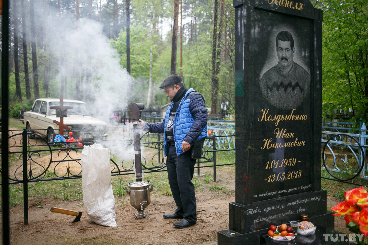 «Несем все, что они любили, — креветок, раков, рыбу». Как отмечают Радуницу на цыганском кладбище «Несем все, что они любили, — креветок, раков, рыбу». Как отмечают Радуницу на цыганском кладбище