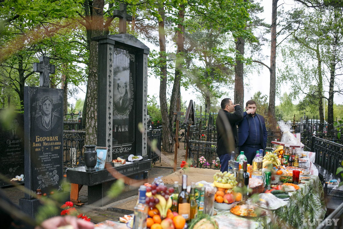 «Несем все, что они любили, — креветок, раков, рыбу». Как отмечают Радуницу на цыганском кладбище «Несем все, что они любили, — креветок, раков, рыбу». Как отмечают Радуницу на цыганском кладбище