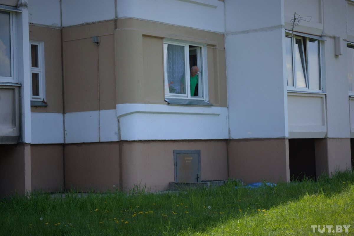 «Сколько раз я его с окна снимал…». Подробности трагедии в Гомеле, где из окна 7 этажа выпал малыш «Сколько раз я его с окна снимал…». Подробности трагедии в Гомеле, где из окна 7 этажа выпал малыш