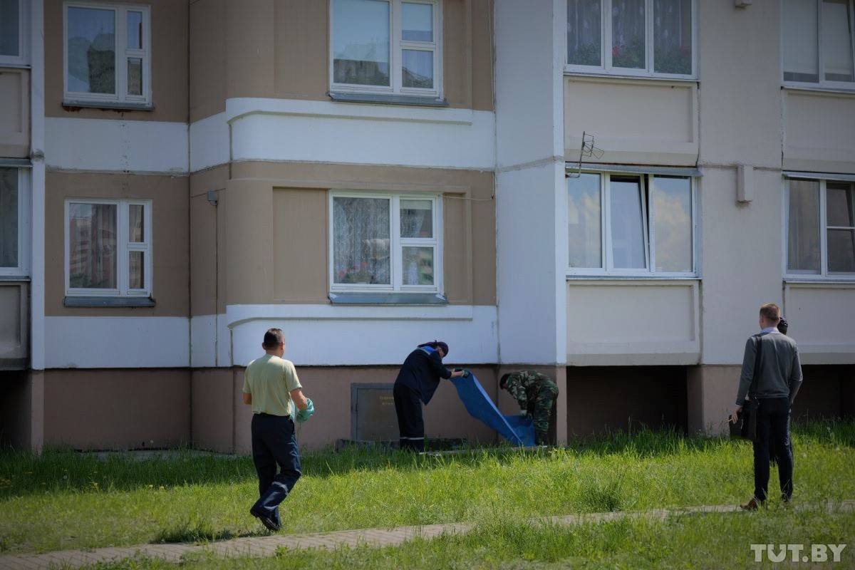«Сколько раз я его с окна снимал…». Подробности трагедии в Гомеле, где из окна 7 этажа выпал малыш «Сколько раз я его с окна снимал…». Подробности трагедии в Гомеле, где из окна 7 этажа выпал малыш