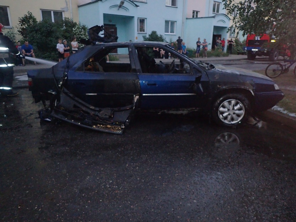 На проспекте Строителей горел автомобиль 