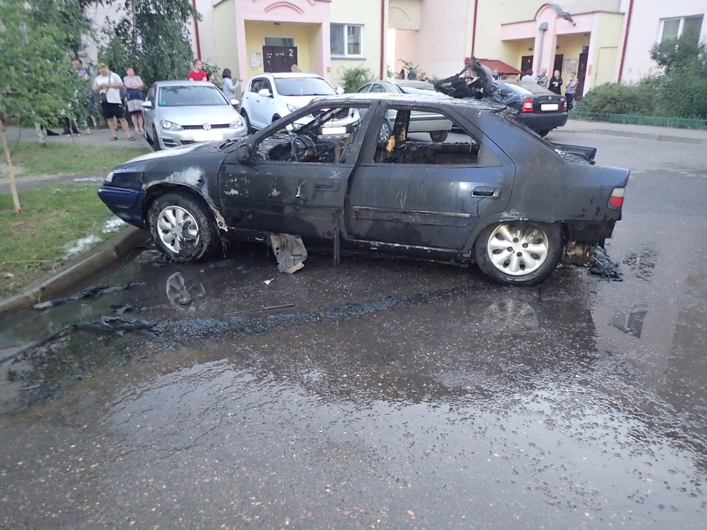 На проспекте Строителей горел автомобиль 
