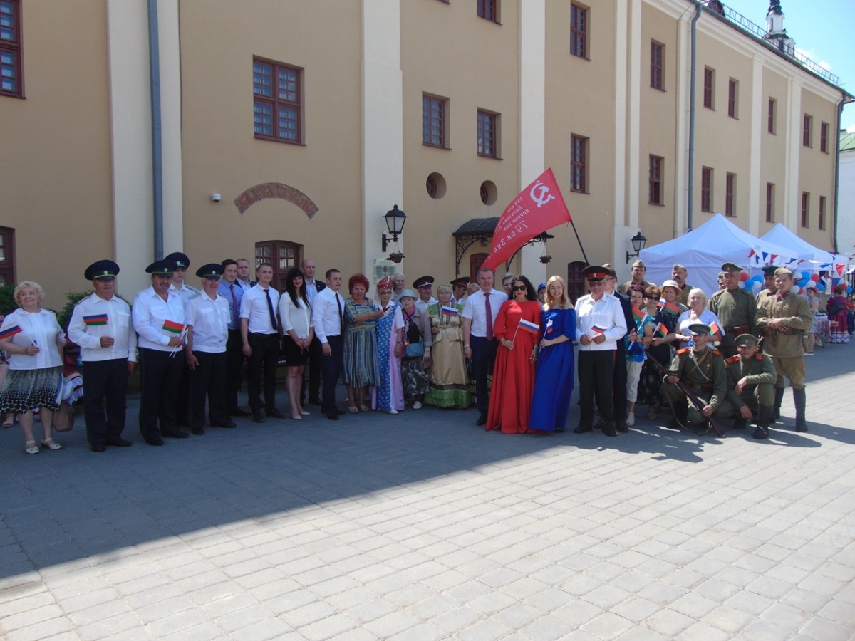 По приглашению Российского посольства, город Бобруйск представил единственный в Могилевской области народный казачий ансамбль «Вольница».