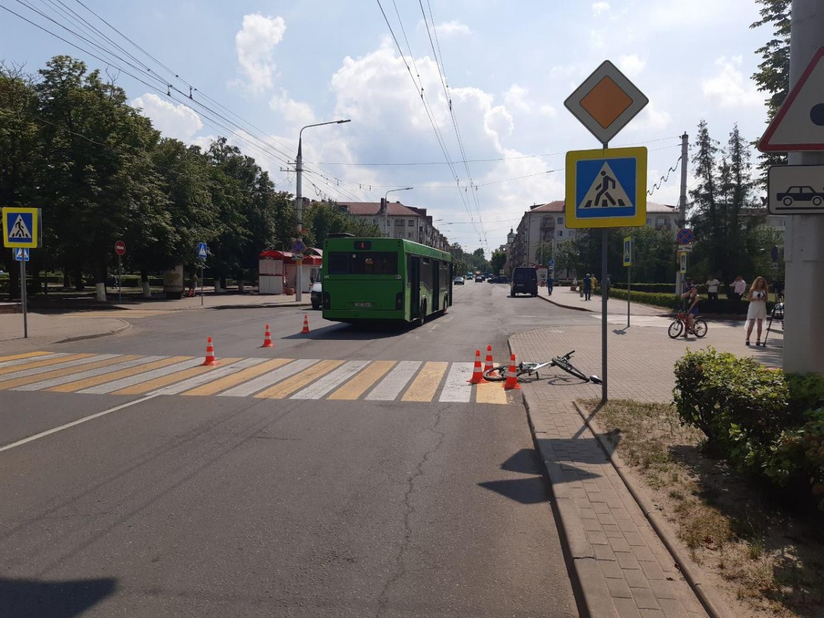 10 июня в Бобруйске в 14-23 57-летний местный житель, управляя рейсовым автобусом «Маз» возле дома 107 по ул. Советской совершил наезд на 10-летнего велосипедиста.